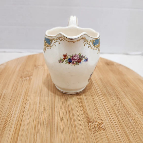 Vintage 1950s Wedgwood Creamer In Avalon Pattern - Rose Design With Gold Scroll - Picture 3 of 8